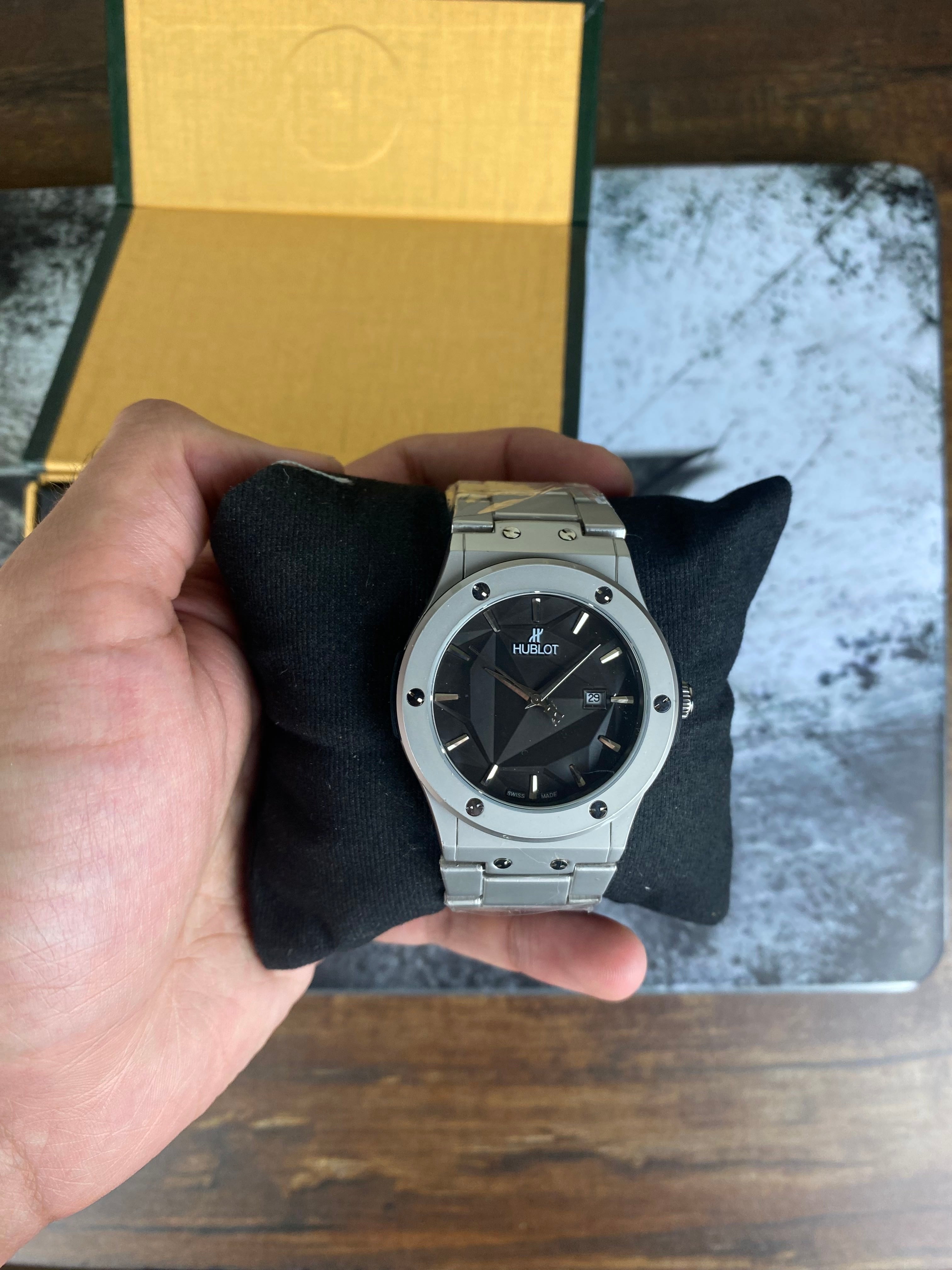 ⌚ HBL CLASSIC FUSION – CRYSTAL DIAL STEEL EDITION