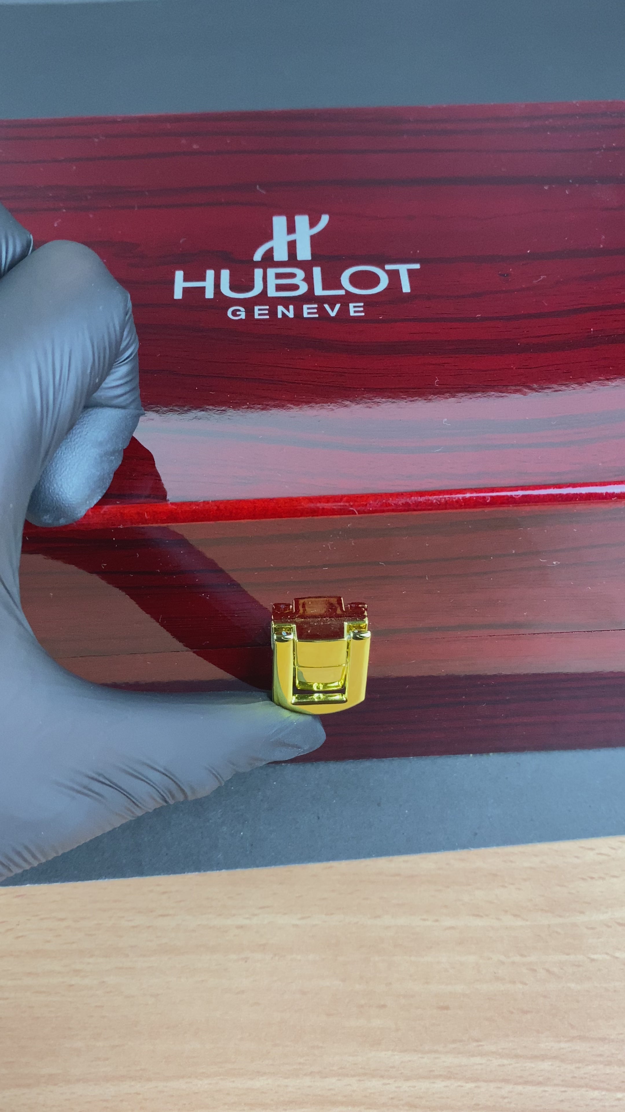 Load video: Hublot Emerald Horizon