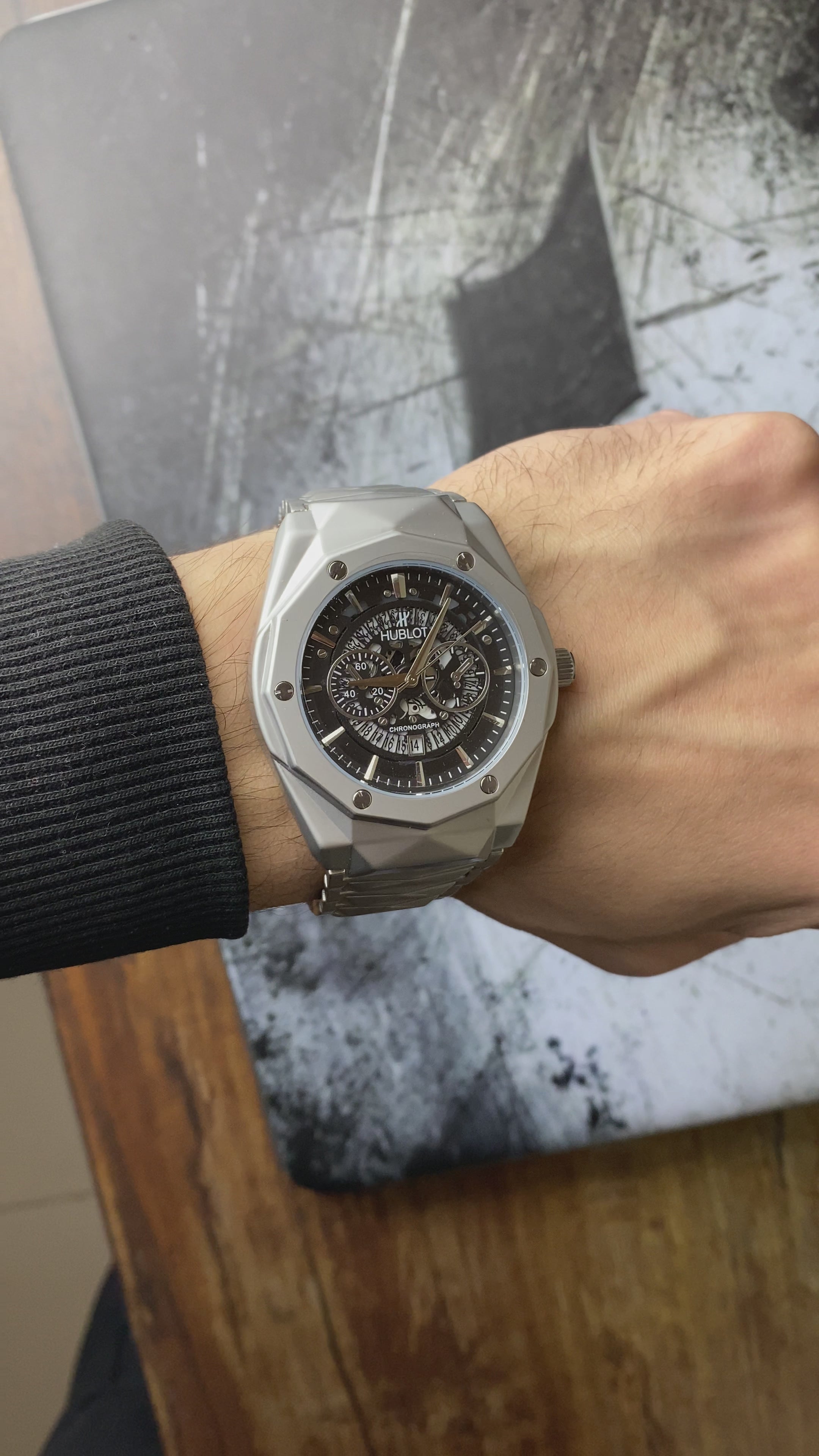 Load video: HUBLOT Obsidian Edge Chronograph – Steel Fusion Edition